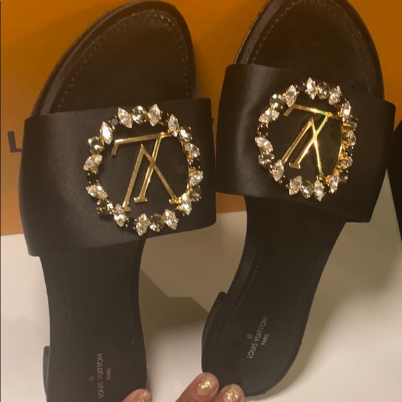 🌟LOUIS VUITTON🌟 CLASSIC SLIPPERS - Picture 9 of 11